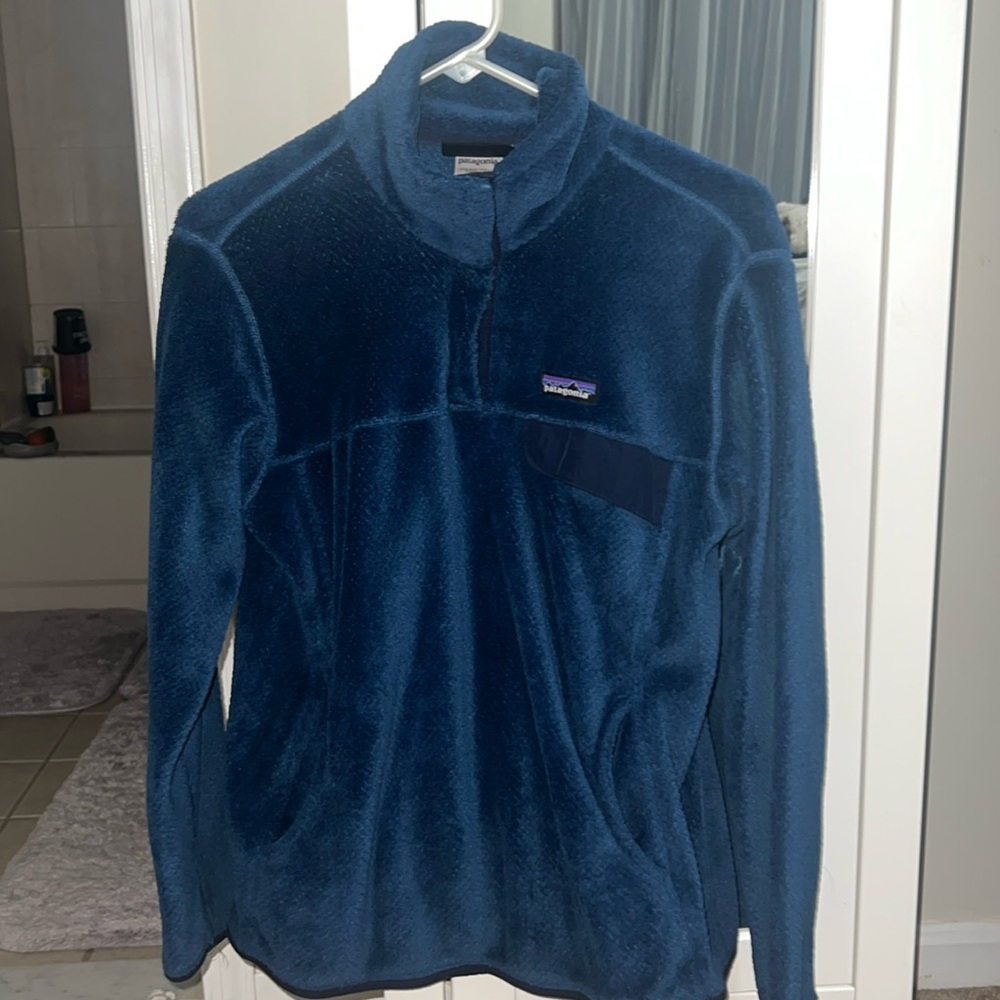Patagonia pullover with pockets in a teal color.